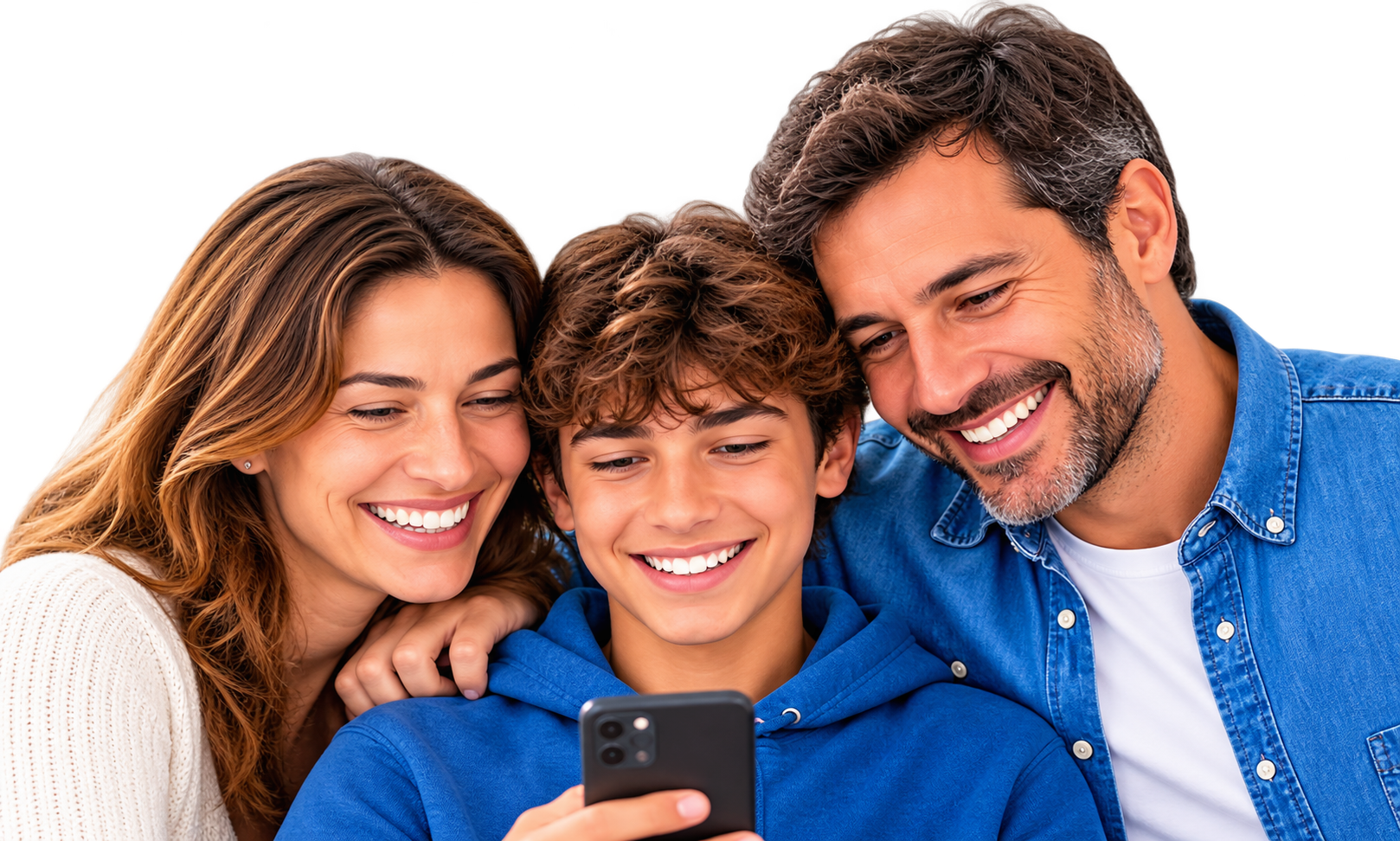 Familia sonriendo mientras utiliza un teléfono móvil